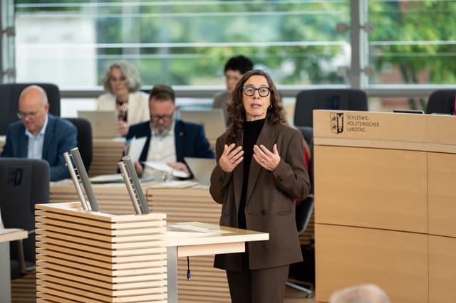 Lebenslanges Lernen Stärken: Gesellschaftliche Teilhabe und eine starke Demokratie durch Angebote der Grundbildung und den Zweiten Bildungsweg